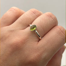Load image into Gallery viewer, Peridot 925 Sterling Silver Ring - Q
