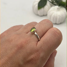 Load image into Gallery viewer, Peridot 925 Sterling Silver Ring - Q
